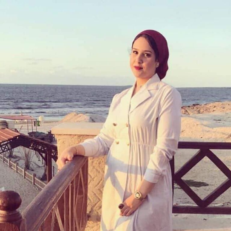 إسراء مع والدها الطبيب الراحل أحمد اللواح