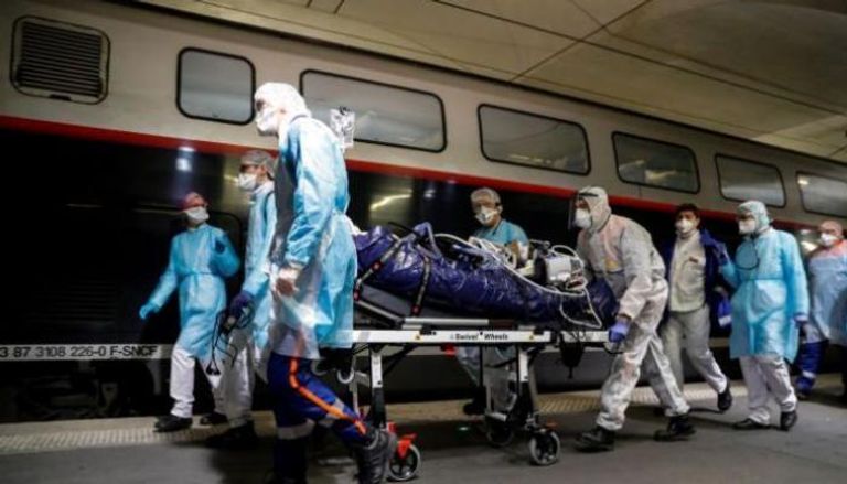 نقل مصاب بكورونا إلى أحد مستشفيات العزل في ألمانيا