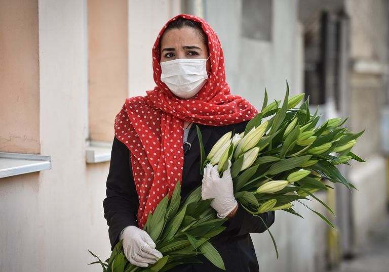 متطوع يوزع السعف على مواطنين في عيد الفصح