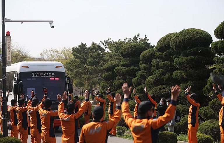 عاملون في المجال الصحي يحيون رفاقهم المتوجهون إلى دايجو