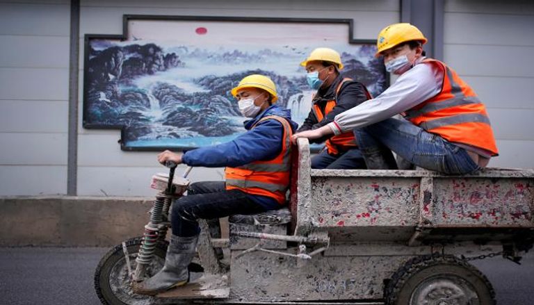 عمال في مدينة ووهان الصينية 