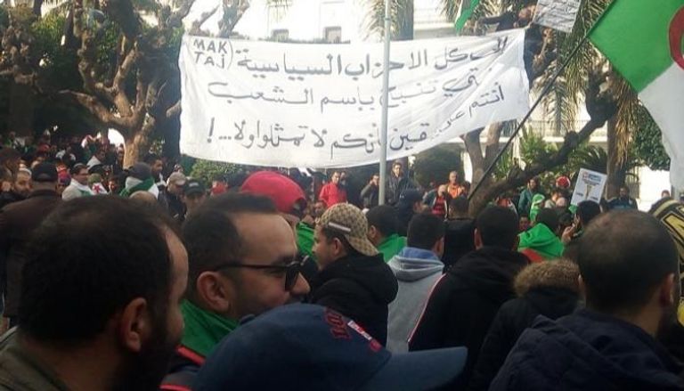 لافتات ضد الأحزاب السياسية في الحراك الشعبي بالجزائر - أرشيفية