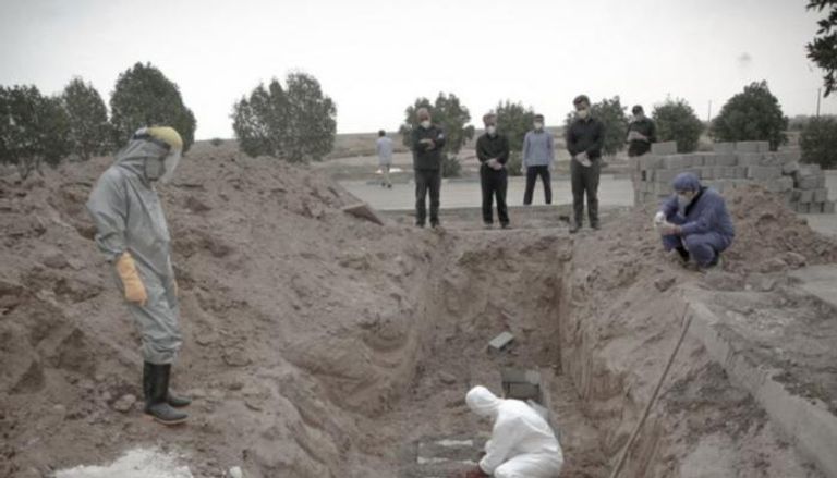 دفن إحدى ضحايا كورونا في إيران - أرشيفية