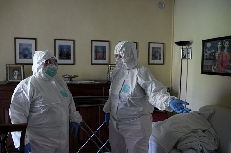  ممرضة متطوعة في جمعية "أفاب" تتحدث إلى أحد سكان بالاجانو