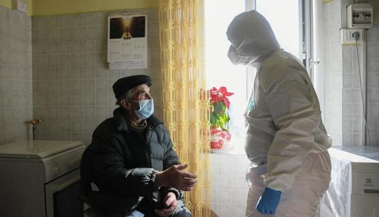  ممرضة متطوعة في جمعية "أفاب" تتحدث إلى أحد سكان بالاجانو