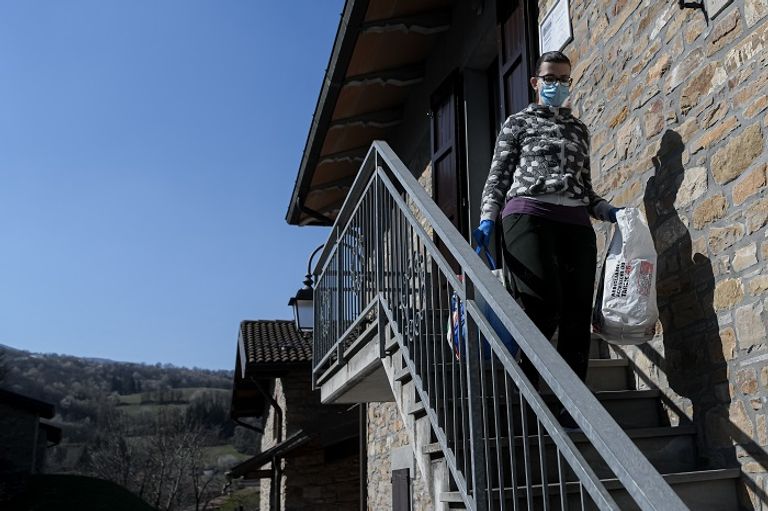  ممرضة متطوعة في جمعية "أفاب" تتحدث إلى أحد سكان بالاجانو