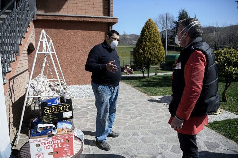  ممرضة متطوعة في جمعية "أفاب" تتحدث إلى أحد سكان بالاجانو