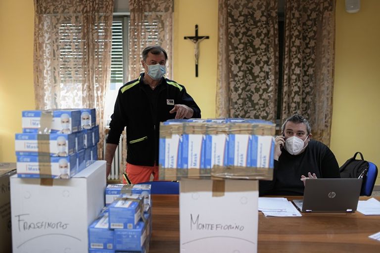  ممرضة متطوعة في جمعية "أفاب" تتحدث إلى أحد سكان بالاجانو