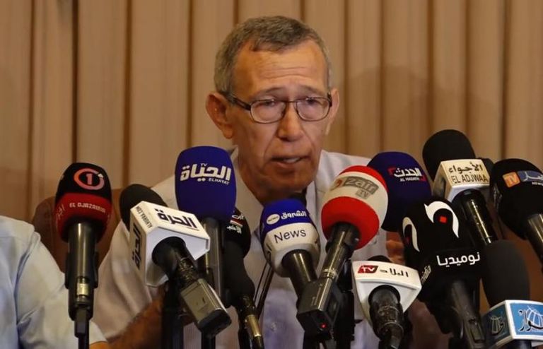 وزير الإعلام الجزائري - أرشيفية جزائري أمام مجموعة من الصحف اليومية المحلية