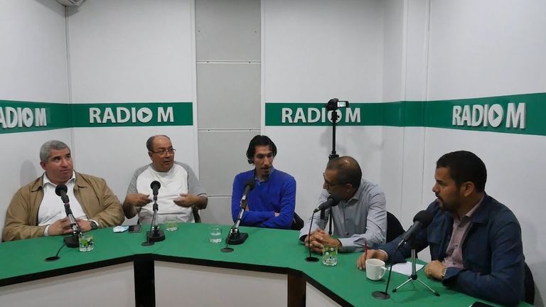 إذاعة M الجزائرية الخاصة جزائري أمام مجموعة من الصحف اليومية المحلية