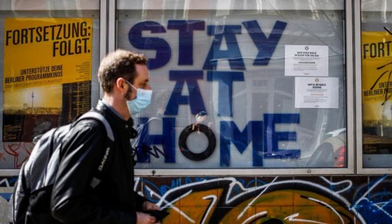 لافتات في شوارع برلين تدعو للبقاء في المنازل 