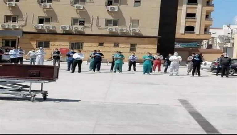 الأطقم الطبية يصلون الجنازة على أحد ضحايا كورونا  فضيلة الإمام الدكتور أحمد الطيب شيخ الأزهر الشريف
