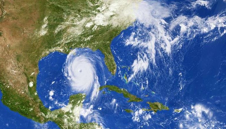 الأقمار الصناعية توضح اقتراب الإعصار من السواحل الأمريكية