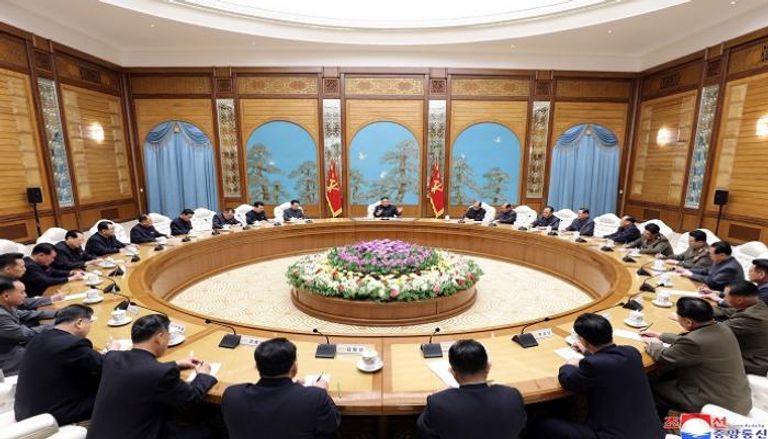 زعيم كوريا الشمالية خلال اجتماعه بأعضاء الحزب الحاكم - رويترز