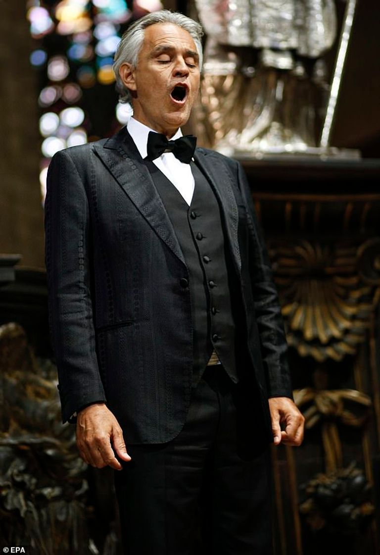 أندريا بوتشيللي أثناء غنائه الأحد داخل كاتدرائية ميلانو