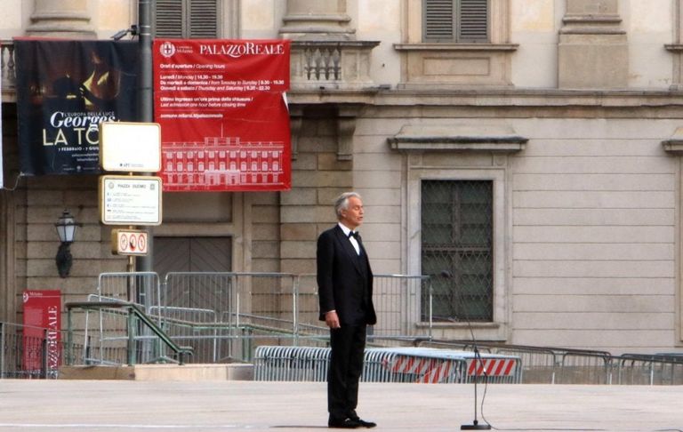 أندريا بوتشيللي أثناء غنائه الأحد داخل كاتدرائية ميلانو