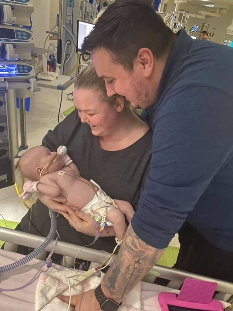 الرضيعة البريطانية إيرين بيتس مصابة بكورونا وهي تعاني من القلب