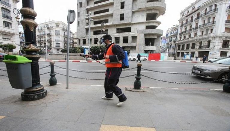 تعقيم الشوارع في الجزائر للوقاية من فيروس كورونا