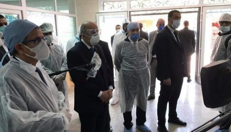 جانب من لقاء الرئيس الجزائري مع أطباء مستشفى بني مسوس بالعاصمة