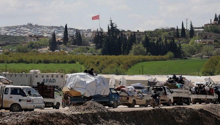 نازحون سوريون إلى إدلب - رويترز