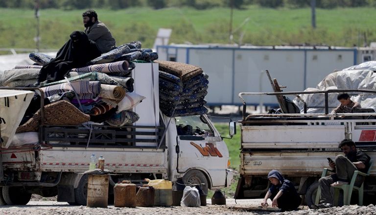 نازحون سوريون إلى إدلب - رويترز