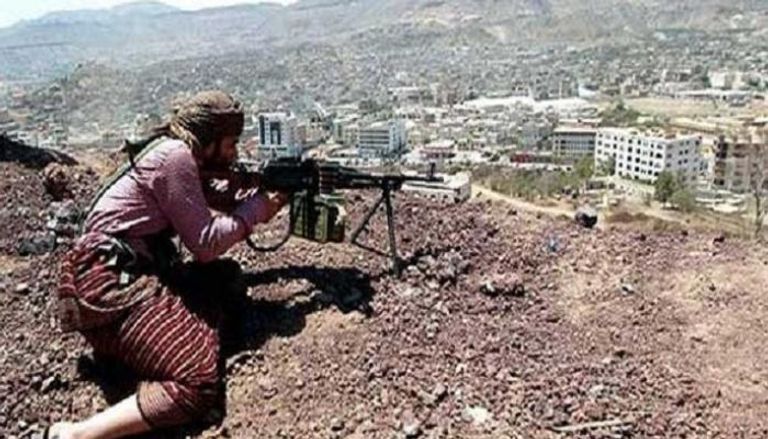 عنصر من الحوثيين يصوب سلاحا باتجاه مناطق مدنية - أرشيفية