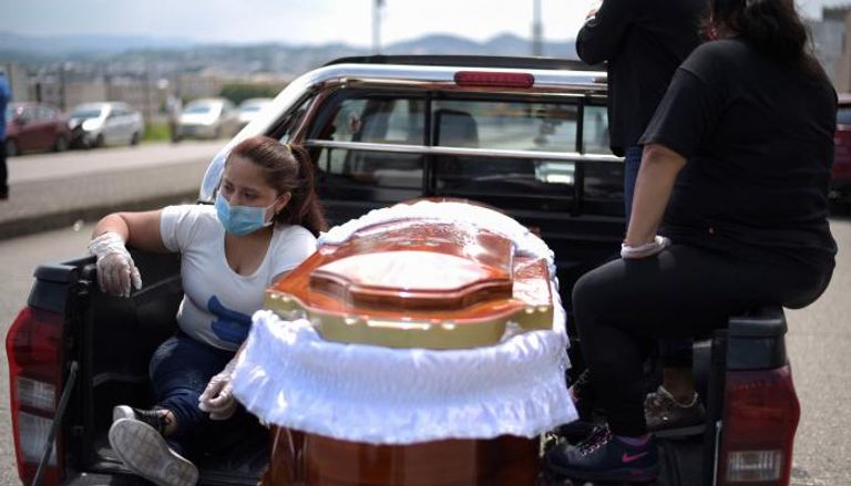 الإكوادور تعاني نقصا في توابيت نقل الموتى بسبب كورونا