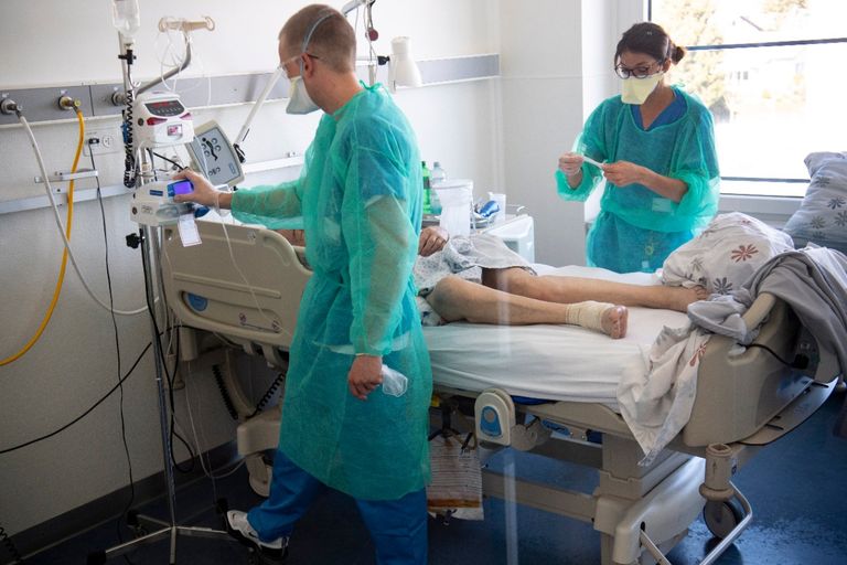 أطباء يعالجون مريض بفيروس كورونا المستجد في أحد مستشفيات العزل الوقت الأكثر فعالية لاتخاذ إجراءات قوية هو الوقت المبكر للغاية