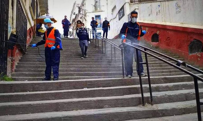 شباب جزائري متطوع لتعقيم شوارع العاصمة تعقيم الشوارع الجزائرية خشية كورونا