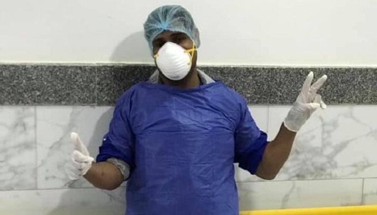 أحد العاملين بمستشفى للحجر الصحي في مصر