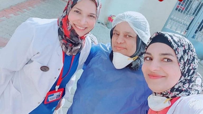 أحد العاملين بمستشفى للحجر الصحي في مصر