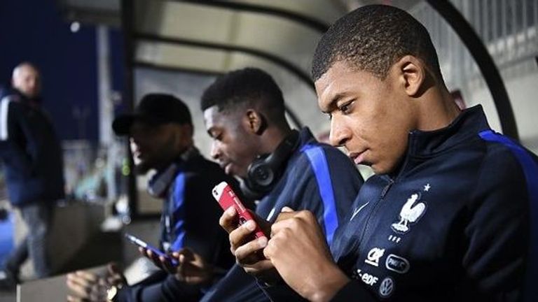 كيليان مبابي يستخدم وسائل التواصل الاجتماعى كرة القدم