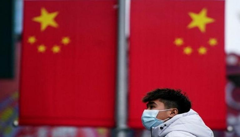 رجل يرتدي كمامة في شنغهاي الصينية - رويترز 