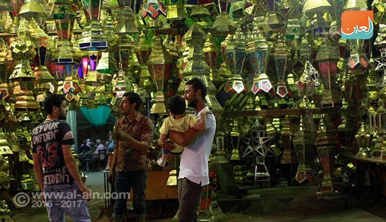 محال تجارية تعرض فوانيس رمضان للبيع في أحد شوارع القاهرة فضيلة الدكتور شوقي علام مفتي مصر