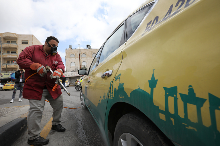 أردنيون بانتظار الطبيب لإجراء الفحوص عليهم