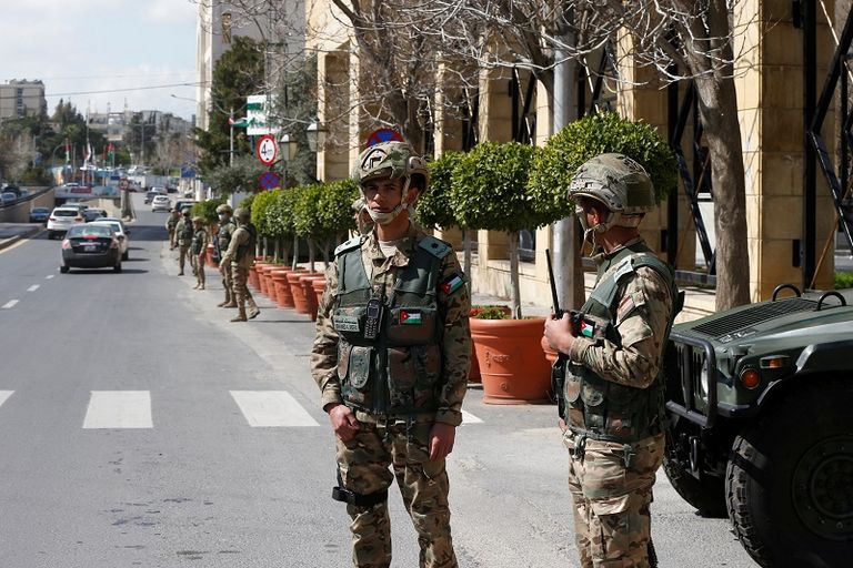 أردنيون بانتظار الطبيب لإجراء الفحوص عليهم