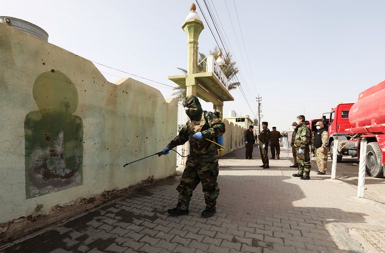 الدفاع المدني العراقي يعقم أحد المنشآت - نيويورك تايمز