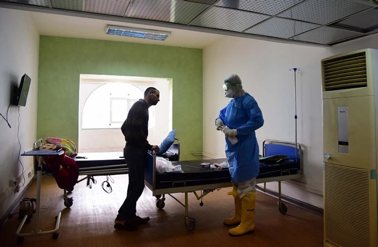 وحدة عزل في بغداد الدفاع المدني العراقي يعقم أحد المنشآت - نيويورك تايمز