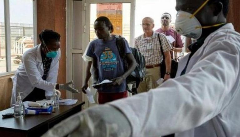 أطقم طبية سودانية خلال إجراء تحاليل فيروس كورونا - أرشيفية