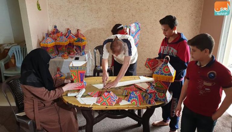 أسرة غزاوية تحول منزلها إلى ورشة لإنتاج فانوس رمضان