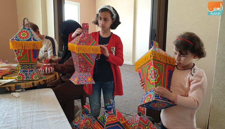 الأسرة الفلسطينية تتعاون لإنتاج فانوس رمضان