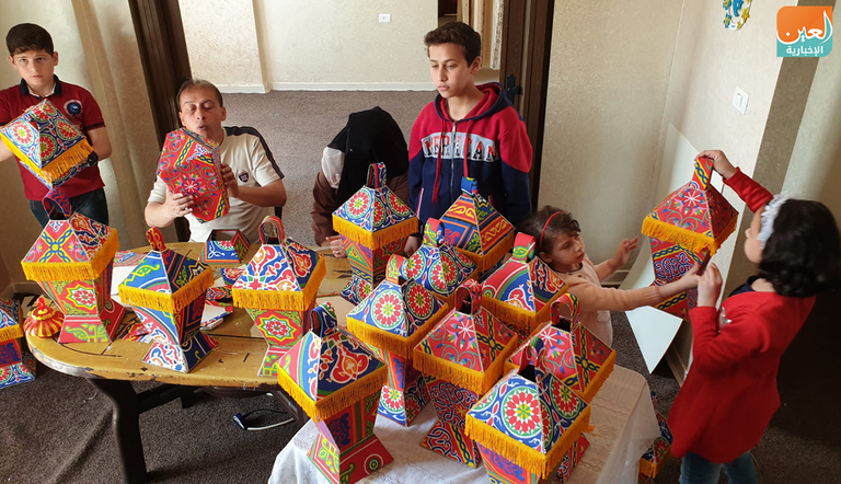 الأسرة الفلسطينية تتعاون لإنتاج فانوس رمضان