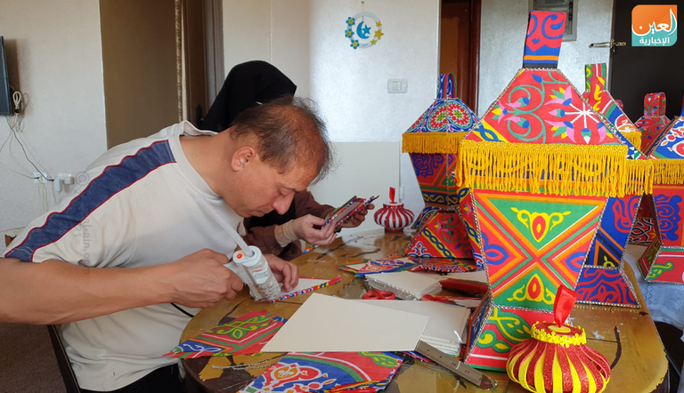 الأسرة الفلسطينية تتعاون لإنتاج فانوس رمضان