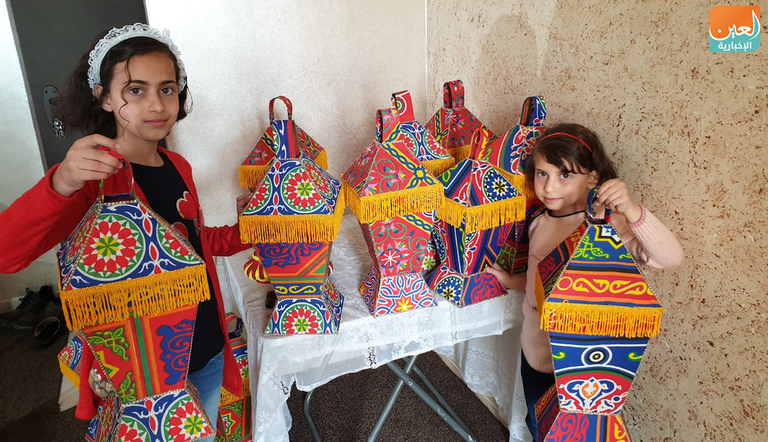 الأسرة الفلسطينية تتعاون لإنتاج فانوس رمضان
