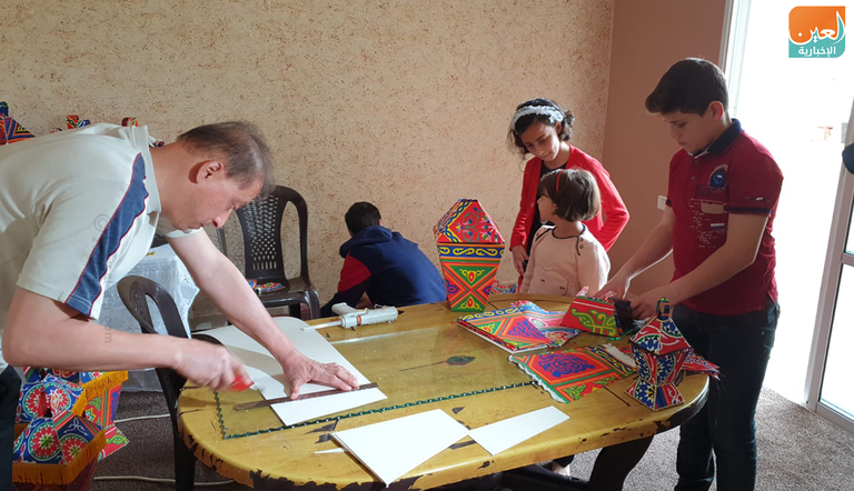 الأسرة الفلسطينية تتعاون لإنتاج فانوس رمضان