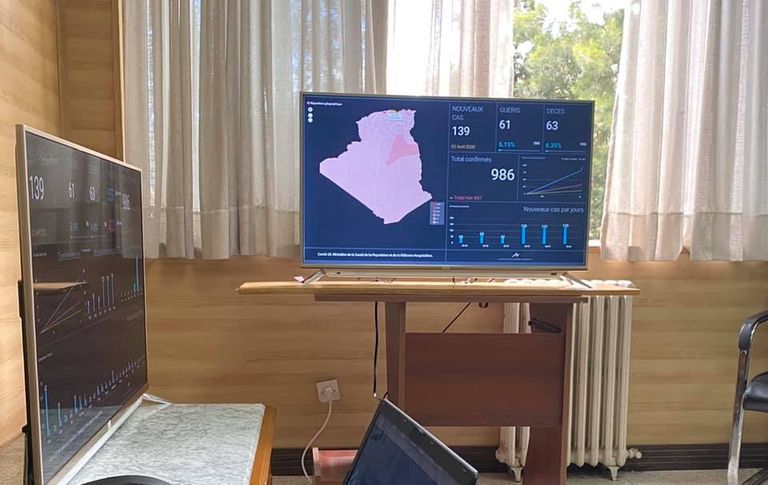 النظام المعلوماتي المبتكر المهندس الجزائري محمد لطفي مع فريق العمل