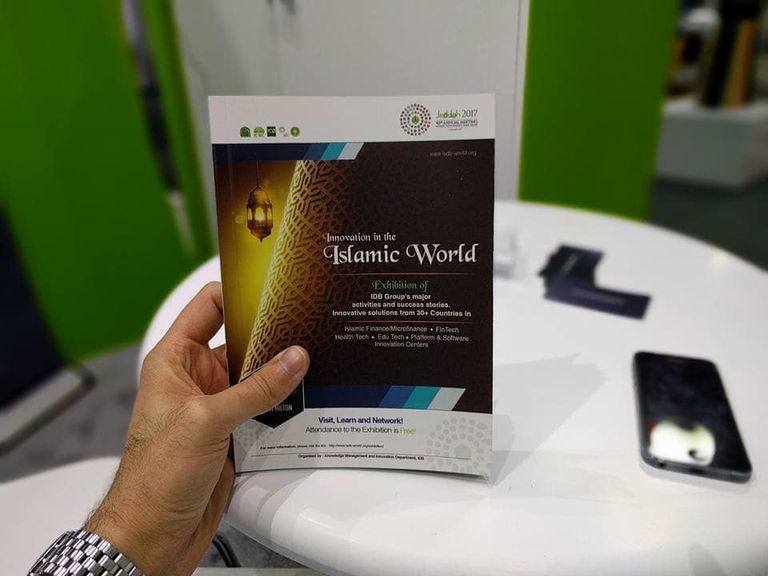 كتاب الاختراعات في العالم الإسلامي بمدينة جدة عام 2017 المهندس الجزائري محمد لطفي مع فريق العمل