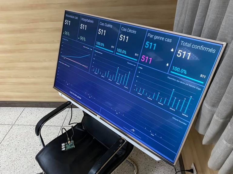 المنصة الإلكترونية المهندس الجزائري محمد لطفي مع فريق العمل