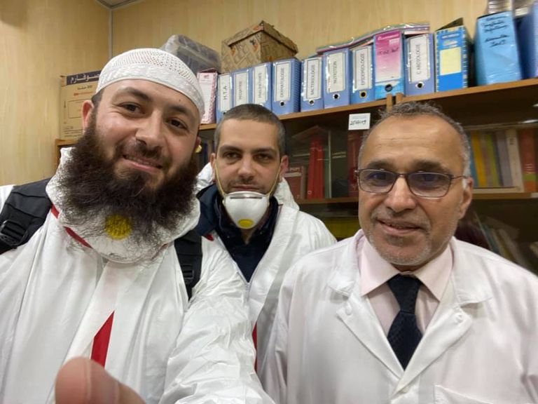 المهندس محمد لطفي في مستشفى بوفاريك  المهندس الجزائري محمد لطفي مع فريق العمل