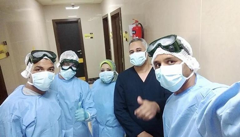 فاطمة عبدالظاهر مع زملائها في مستشفى العزل